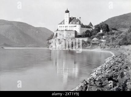 Das Foto zeigt Schloss Schönbühel, ein Schloss an der Donau in Österreich. Diese Region, die nach dem Anschluss 1938 Teil des deutschen Nationalsozialismus wurde, wurde oft in Propaganda dargestellt, um ein Gefühl von Nationalstolz und Einheit zu wecken. Die malerische Lage des Schlosses an der Donau unterstreicht die natürliche Schönheit und historische Bedeutung des erweiterten Deutschen Reiches während des Zweiten Weltkriegs Stockfoto