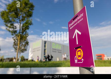 13. August 2024, Baden-Württemberg, Baden-Baden: Ein Schild am Bahnhof mit der Aufschrift „Ersatzverkehr“ zeigt den Abfahrtsort für den Schienenersatzdienst (SEV) an. Nach einigen chaotischen Bedingungen mit dem Ersatzbusservice für die stillgelegte Rheintalbahn Anfang der Woche ist die Situation am Dienstag besser. Foto: Philipp von Ditfurth/dpa Stockfoto