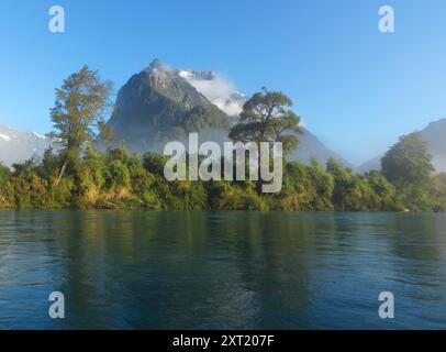 Am frühen Morgen erhebt sich Nebel über den ruhigen Gewässern des Golfo de Penos, Patagonien, Chile dria00349 Copyright: XConnectxImagesx Stockfoto