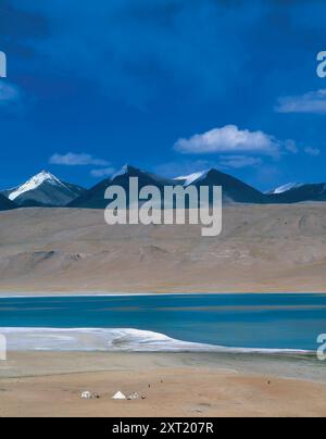 Unberührter Alpensee mit umliegenden Bergen und klarem blauen Himmel, Pangong, Lake Ladakh, Indien dria00428 Copyright: XConnectxImagesx Stockfoto