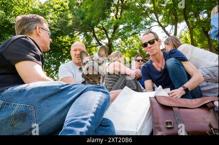 Freunde, die einen sonnigen Tag im Park mit einer französischen Bulldogge genießen. Krst00026 Copyright: XConnectxImagesx Stockfoto