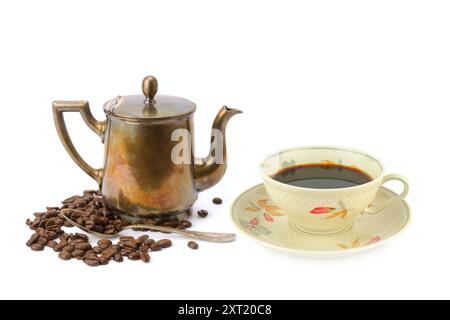 Vintage Kaffeekanne, Kaffeebohnen und Porzellanbecher mit Getränk isoliert auf weißem Hintergrund. Collage. Freier Platz für Text. Stockfoto