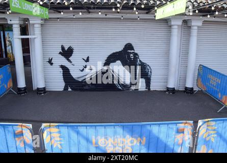 London, Großbritannien. August 2024. Am Eingang des Londoner Zoos erschien ein neues Kunstwerk von Banksy, das einen Gorilla darstellt, der Tiere freisetzt. Das ist das neunte neue Kunstwerk in so vielen Tagen in London von dem schwer fassbaren Straßenkünstler. Quelle: Vuk Valcic/Alamy Live News Stockfoto