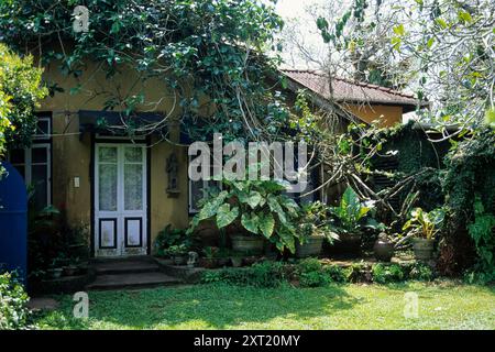 Blick auf das Äußere des ehemaligen Hauses des Landschaftsarchitekten Bevis Bawa im Brief Garden in Kalawila Village, Beruwala, Westprovinz, Sri Lanka. Archivbild, das 2001 aufgenommen wurde Stockfoto