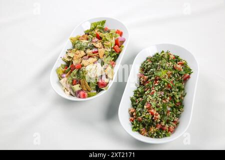 Ein Hauch von traditionellem arabischem Salat Fattoush und Tabbouleh auf weißem Hintergrund Stockfoto