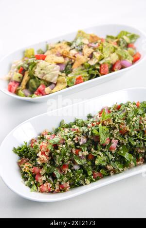 Ein Hauch von traditionellem arabischem Salat Fattoush und Tabbouleh auf weißem Hintergrund Stockfoto