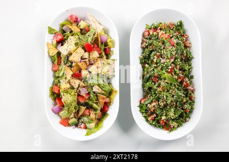 Ein Hauch von traditionellem arabischem Salat Fattoush und Tabbouleh auf weißem Hintergrund Stockfoto