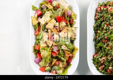 Traditioneller arabischer Fattoush-Salat auf einer Schüssel. Vegetarischer Fattoush-Salat zum Mittagessen. Nahöstliches Gericht Pita Brot, Gemüse, Kräuter, Olivenöl, Stockfoto