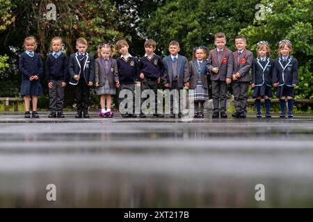 Sechs Zwillingsgruppen (von links nach rechts) Demi Rose und Nicole Anne Campbell-Black, Evie und Lukas McGowan, Benjamin und Myles Jones, Eva-Grace und Greyson McNab, Carter und Greyson Cearns und Ellie Joanne und Hannah Margaret Wilson, alle sollten das neue Schulsemester in der Gegend von Inverclyde beginnen und vor dem ersten Tag in den jeweiligen Schulen für ein Foto in der St Patrick's Primary School in Greenock, Inverclyde posieren. Bilddatum: Dienstag, 13. August 2024. Stockfoto