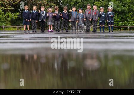 Sechs Zwillingsgruppen (von links nach rechts) Demi Rose und Nicole Anne Campbell-Black, Evie und Lukas McGowan, Benjamin und Myles Jones, Eva-Grace und Greyson McNab, Carter und Greyson Cearns und Ellie Joanne und Hannah Margaret Wilson, alle sollten das neue Schulsemester in der Gegend von Inverclyde beginnen und vor dem ersten Tag in den jeweiligen Schulen für ein Foto in der St Patrick's Primary School in Greenock, Inverclyde posieren. Bilddatum: Dienstag, 13. August 2024. Stockfoto