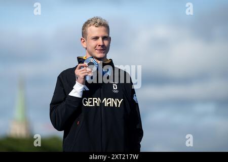 KLEMET Oliver (Deutschland) jubelt bei der Siegerehrung auf dem Podium ueber Platz 2 und die Silber Medaille, FRA, Olympische Spiele Paris 2024, Schwimmen Herren, 10 km Freiwasser, 09.08.2024 Foto: Eibner-Pressefoto/Michael Memmler Stockfoto