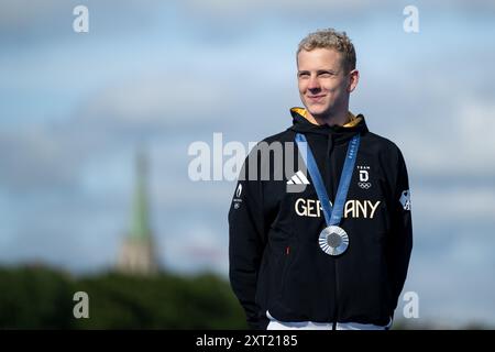 KLEMET Oliver (Deutschland) jubelt bei der Siegerehrung auf dem Podium ueber Platz 2 und die Silber Medaille, FRA, Olympische Spiele Paris 2024, Schwimmen Herren, 10 km Freiwasser, 09.08.2024 Foto: Eibner-Pressefoto/Michael Memmler Stockfoto