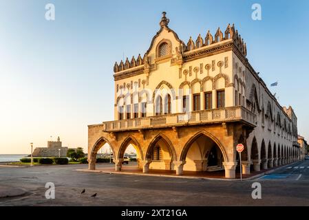 Gouverneurspalast auf Rhodos bei Sonnenaufgang, Griechenland, 1927 im venezianischen Stil erbaut. Es beherbergt heute die Büros der Präfektur der Dodekanesen. Stockfoto