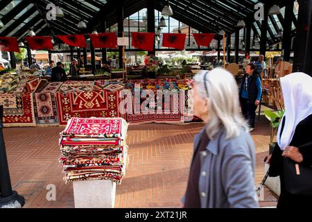 Tirana, Tirana, Albanien. August 2024. Auf einem offenen Markt in Tirana, Albanien, gibt es verschiedene traditionelle Souvenirs. (Kreditbild: © Armando Babani/ZUMA Press Wire) NUR REDAKTIONELLE VERWENDUNG! Nicht für kommerzielle ZWECKE! Stockfoto