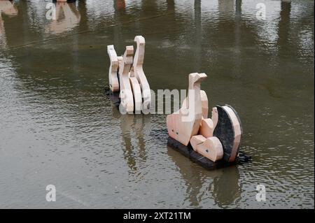 Marmorskulpturen des Tágides-Sees von João Cutileiro schweben auf einer reflektierenden Wasseroberfläche im Parque das Nações Stockfoto