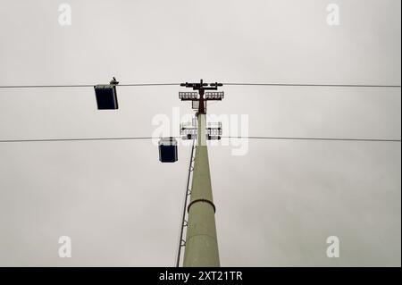 Blick auf Lissabons Seilbahnen vor grauem Himmel Stockfoto