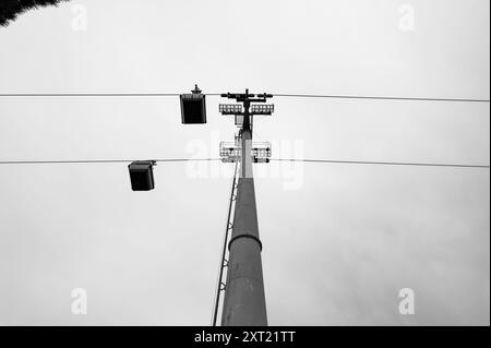 Blick auf Lissabons Seilbahnen vor grauem Himmel Stockfoto