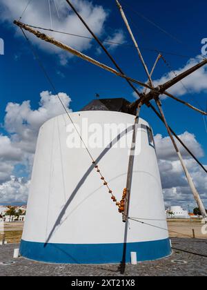 Wunderschöne Windmühle in Castro Verde, Beja Viertel, Alentejo, Portugal Stockfoto