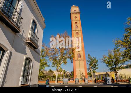 Charmante Straße mit Blick auf den historischen Torre de Los Perdigones oder Fabrica de Perdigones, Sevilla, Andalusien, Spanien Stockfoto