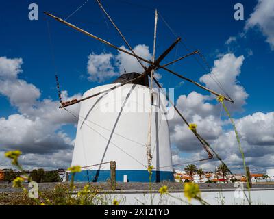 Wunderschöne Windmühle in Castro Verde, Beja Viertel, Alentejo, Portugal Stockfoto