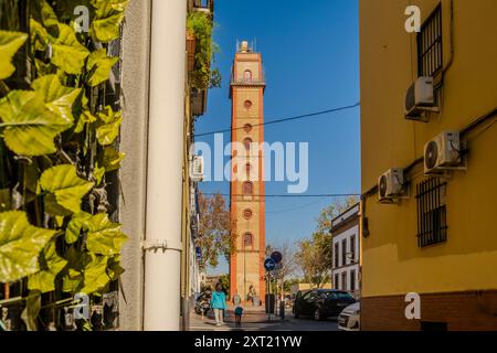 Charmante Straße mit Blick auf den historischen Torre de Los Perdigones oder Fabrica de Perdigones, Sevilla, Andalusien, Spanien Stockfoto