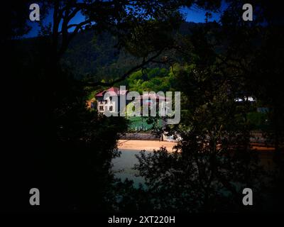 Toña Strand von der Insel Txatxarramendi aus gesehen Stockfoto