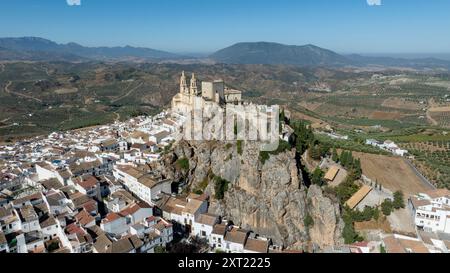 Luftaufnahme der Gemeinde Olvera in der Provinz Cadiz, Spanien. Stockfoto