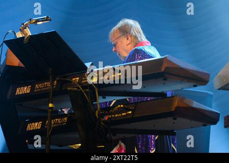 Williamscot Cropredy, Großbritannien. August 2024. Richard Christopher Wakeman CBE, englischer Keyboarder und Komponist, bekannt als Mitglied der Progressive Rock Band Yes, tritt live mit Rick Wakeman und dem English Rock Ensemble auf der Cropredy Convention von Fairport auf. Quelle: SOPA Images Limited/Alamy Live News Stockfoto