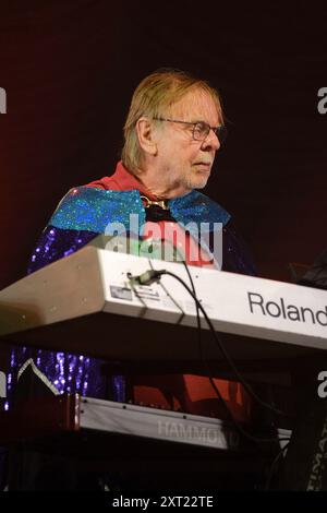 Williamscot Cropredy, Großbritannien. August 2024. Richard Christopher Wakeman CBE, englischer Keyboarder und Komponist, bekannt als Mitglied der Progressive Rock Band Yes, tritt live mit Rick Wakeman und dem English Rock Ensemble auf der Cropredy Convention von Fairport auf. Quelle: SOPA Images Limited/Alamy Live News Stockfoto