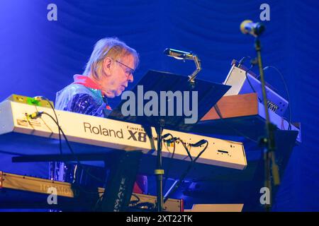 Williamscot Cropredy, Großbritannien. August 2024. Richard Christopher Wakeman CBE, englischer Keyboarder und Komponist, bekannt als Mitglied der Progressive Rock Band Yes, tritt live mit Rick Wakeman und dem English Rock Ensemble auf der Cropredy Convention von Fairport auf. Quelle: SOPA Images Limited/Alamy Live News Stockfoto