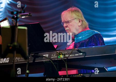 Richard Christopher Wakeman CBE, englischer Keyboarder und Komponist, bekannt als Mitglied der Progressive Rock Band Yes, tritt live mit Rick Wakeman und dem English Rock Ensemble auf der Cropredy Convention von Fairport auf. Stockfoto