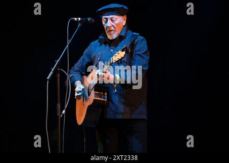 Richard Thompson tritt auf der Cropredy Convention in Cropredy, Großbritannien, auf. August 2024 Stockfoto