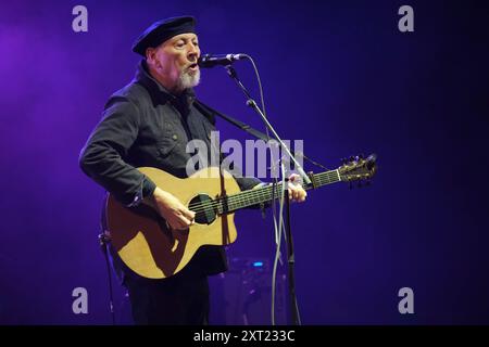 Richard Thompson tritt auf der Cropredy Convention in Cropredy, Großbritannien, auf. August 2024 Stockfoto