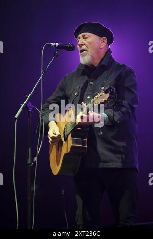 Richard Thompson tritt auf der Cropredy Convention in Cropredy, Großbritannien, auf. August 2024 Stockfoto