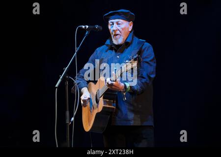 Richard Thompson tritt auf der Cropredy Convention in Cropredy, Großbritannien, auf. August 2024 Stockfoto