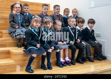 Sechs Zwillingsgruppen (von links nach rechts, oben) Eva-Grace und Greyson McNab, Carter und Greyson Cearns, Demi Rose und Nicole Anne Campbell-Black, (unten) Ellie Joanne und Hannah Margaret Wilson, Evie und Lukas McGowan, Benjamin und Myles Jones, alle sollten das neue Schulsemester in der Gegend von Inverclyde beginnen und vor dem ersten Tag in den jeweiligen Schulen für ein Foto in der St Patrick's Primary School in Greenock, Inverclyde posieren. Bilddatum: Dienstag, 13. August 2024. Stockfoto