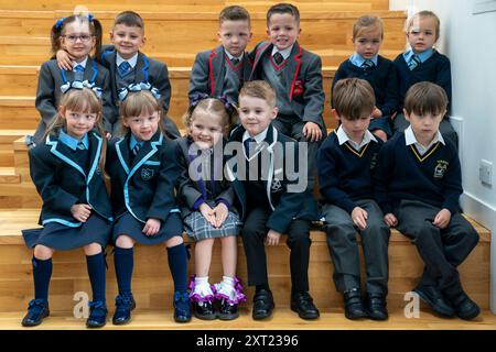 Sechs Zwillingsgruppen (von links nach rechts, oben) Eva-Grace und Greyson McNab, Carter und Greyson Cearns, Demi Rose und Nicole Anne Campbell-Black, (unten) Ellie Joanne und Hannah Margaret Wilson, Evie und Lukas McGowan, Benjamin und Myles Jones, alle sollten das neue Schulsemester in der Gegend von Inverclyde beginnen und vor dem ersten Tag in den jeweiligen Schulen für ein Foto in der St Patrick's Primary School in Greenock, Inverclyde posieren. Bilddatum: Dienstag, 13. August 2024. Stockfoto