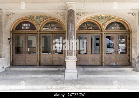 Das Pabst Theater ist eine Musikhalle, die 1895 in der Innenstadt von Milwaukee erbaut wurde und auch als „The Pabst“ bekannt ist. Stockfoto