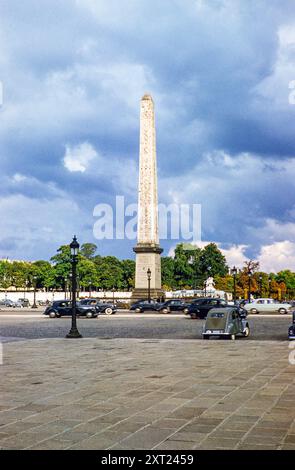 Ägyptischer Obelisk, Place de la Concorde, Paris, Frankreich 1956 mit vorbeifahrenden Autos Stockfoto