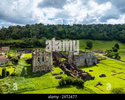 Rievaulx Abbey aus einer Drohne, North York Moors National Park, North Yorkshire, England Stockfoto