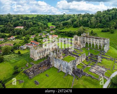 Rievaulx Abbey aus einer Drohne, North York Moors National Park, North Yorkshire, England Stockfoto