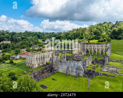 Rievaulx Abbey aus einer Drohne, North York Moors National Park, North Yorkshire, England Stockfoto