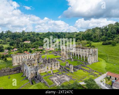 Rievaulx Abbey aus einer Drohne, North York Moors National Park, North Yorkshire, England Stockfoto