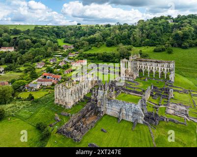 Rievaulx Abbey aus einer Drohne, North York Moors National Park, North Yorkshire, England Stockfoto