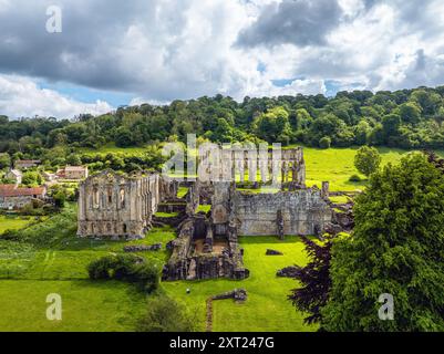 Rievaulx Abbey aus einer Drohne, North York Moors National Park, North Yorkshire, England Stockfoto