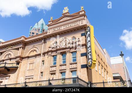 Das Pabst Theater ist eine Musikhalle, die 1895 in der Innenstadt von Milwaukee erbaut wurde und auch als „The Pabst“ bekannt ist. Stockfoto