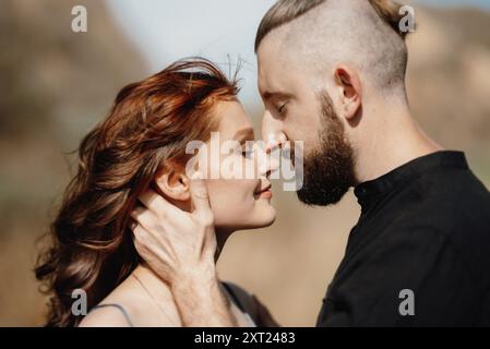 Schwangere Frau und Freund auf hohen Hügeln in der Nähe des Meeres Stockfoto