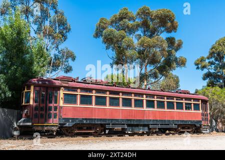 Alte rote Rasselbahn in Tailem Bend, Südaustralien Stockfoto