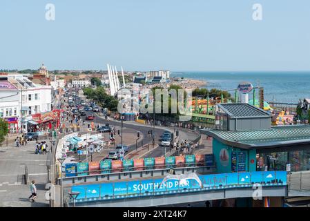 Die lebhaften Strände von Southend on Sea, Essex, Großbritannien, an einem heißen Sommertag. Der heißeste Tag des Jahres 2024 bis jetzt. Vergnügungsarkaden entlang der Marine Parade und des Freizeitparks Stockfoto