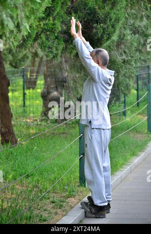 Ein älterer Mann, der am 21. April 2024 in einem Park in Peking, der Hauptstadt Chinas, Tai Chi praktiziert Stockfoto